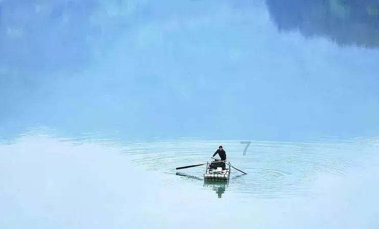 逃离昏暗下的小村